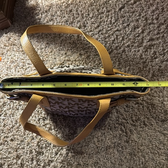 🌻 MK purse 👜 very nice, no rips no tears, no stains. 🌻 - Picture 9 of 12